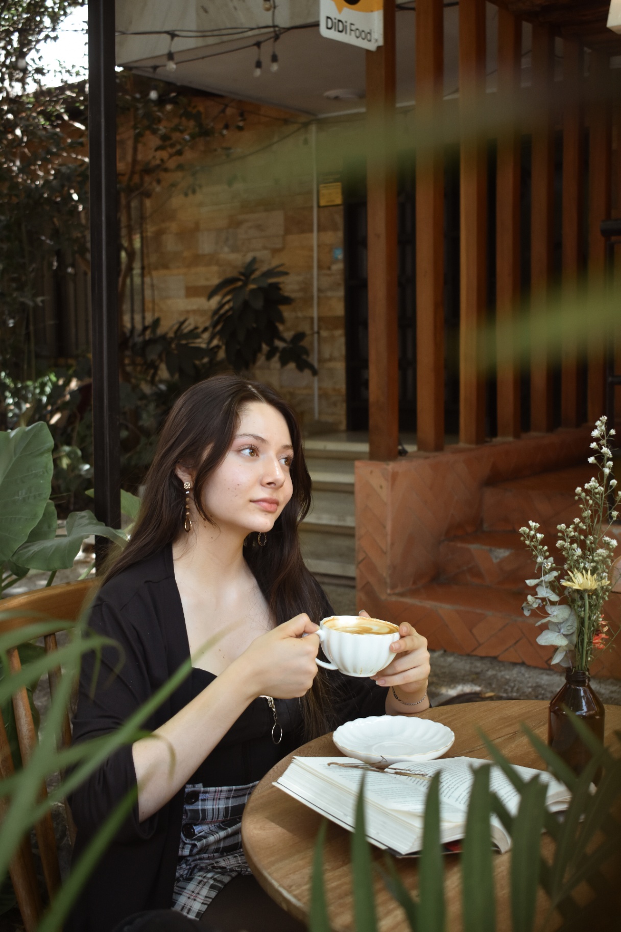 Momento de pausa con café en la terraza de Amelier