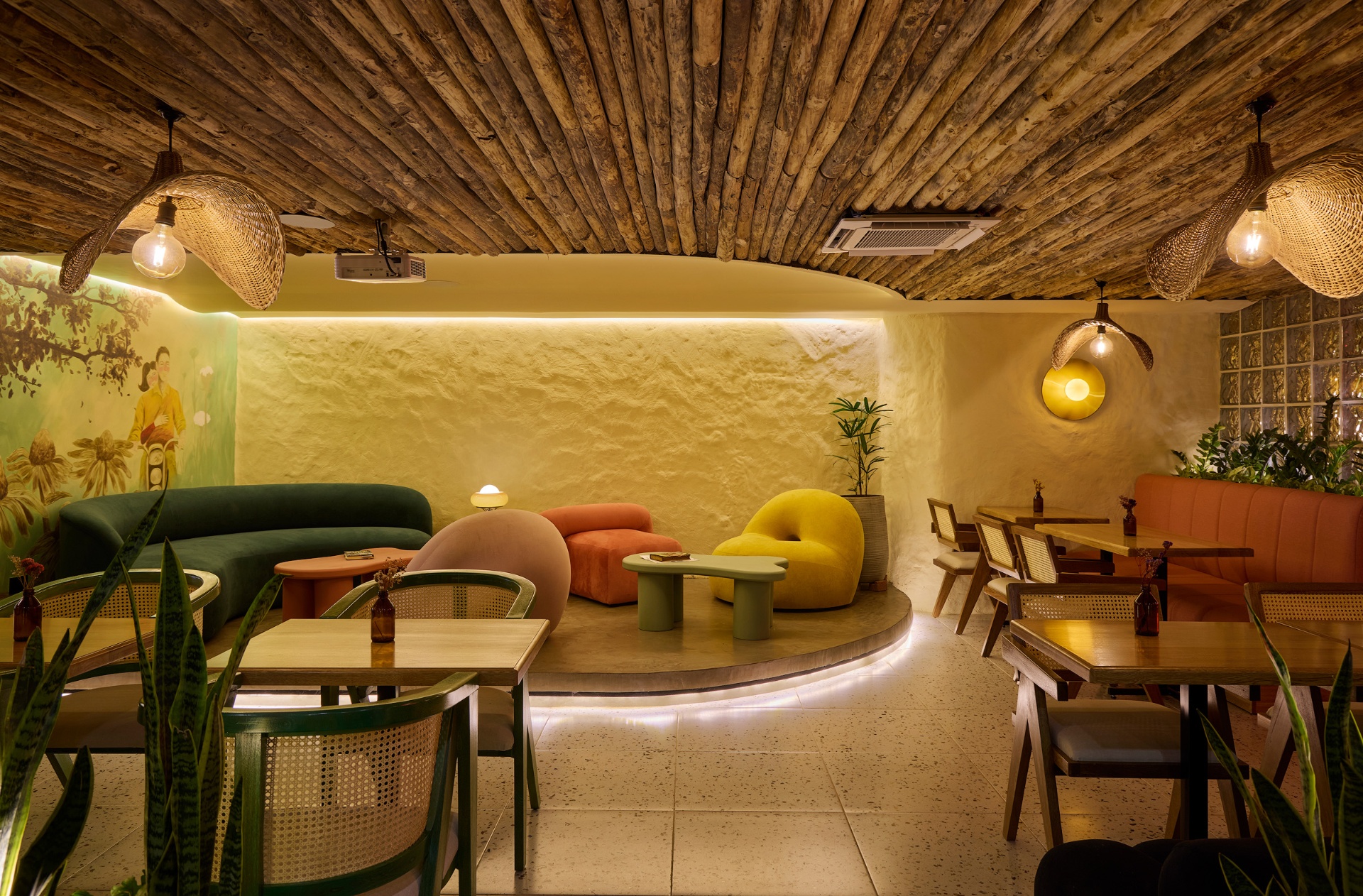 Lounge de Amelier Laureles con sofás de colores